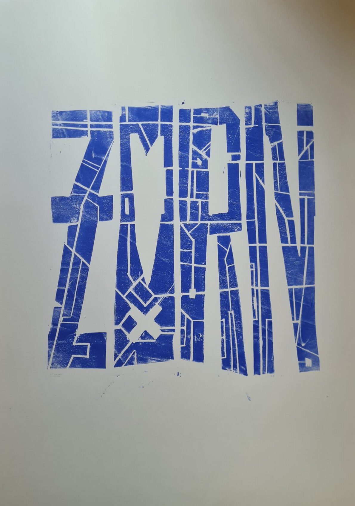 A lino print saying: Zorn. In rough city like pattern letters.