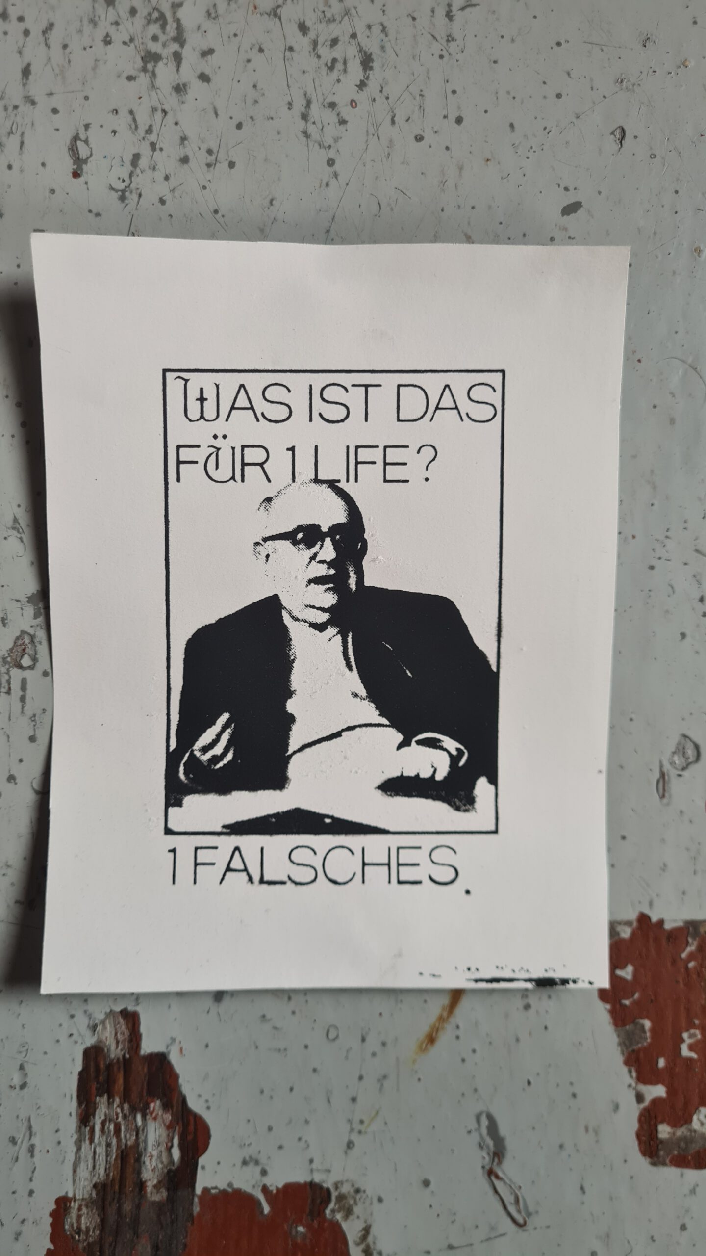 A bitmap print of theodor w. adorno and the text: Was ist das für 1 life? 1 falsches.